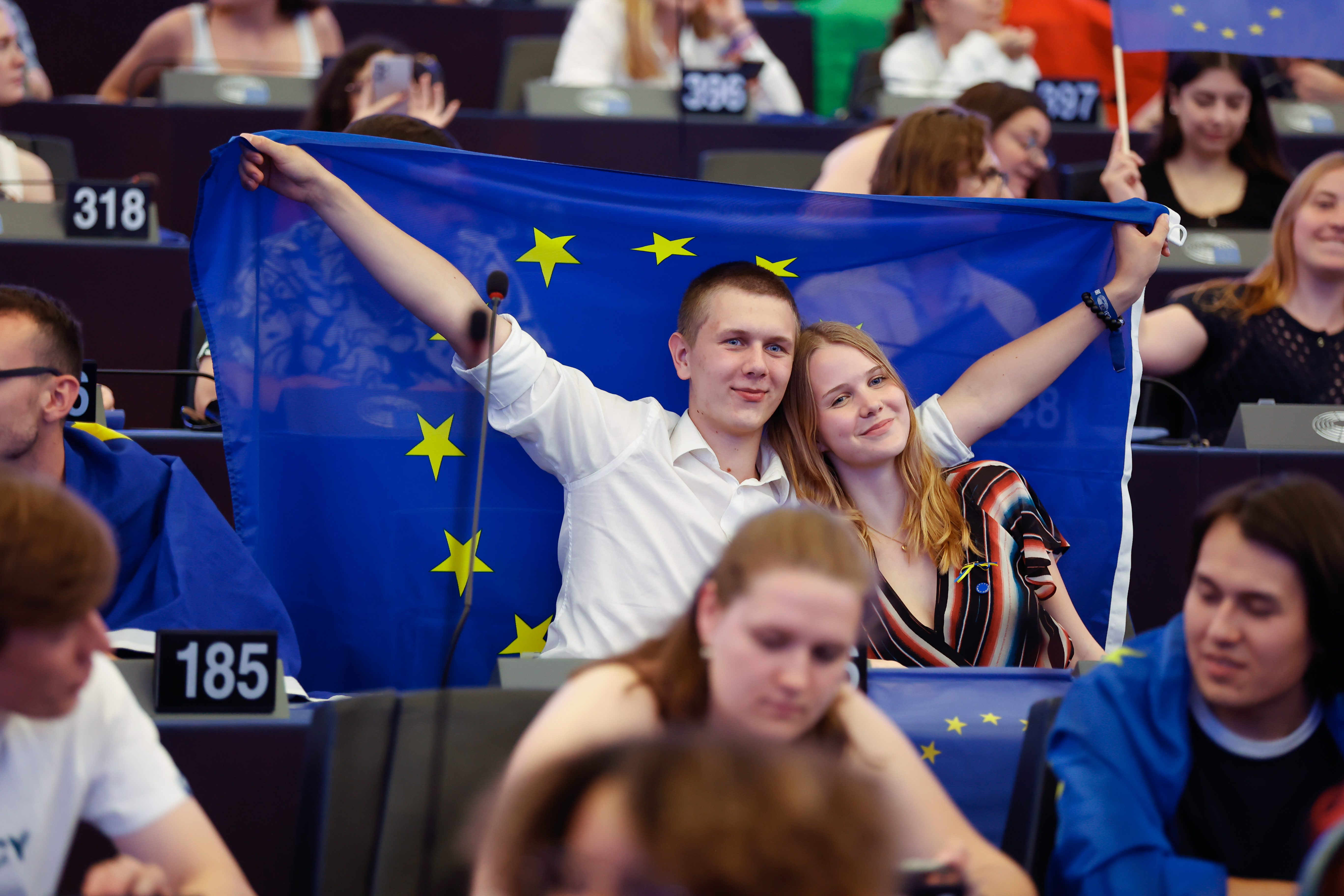 Foto von zwei jungen Menschen mit EU-Flagge